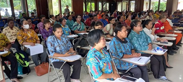 Puluhan IRT serius mendengarkan laporan panitia kegiatan.