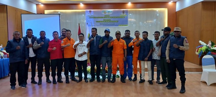 Anwar Kadir (baju putih) foto bersama narasumber dan peserta setelah mengikuti materi yang diberikan oleh Tim SAR Timika di hari pertama kegiatan.