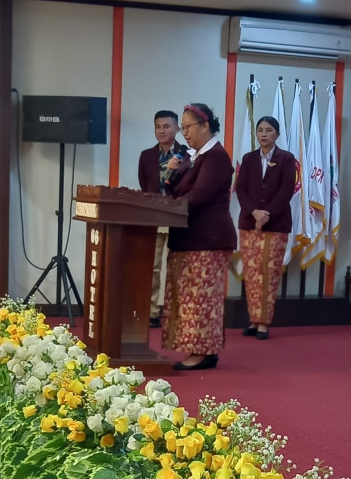 Sekretaris DPD PPNI Mimika Ns. Ernie Tandi Ayu menyampaikan sambutan.