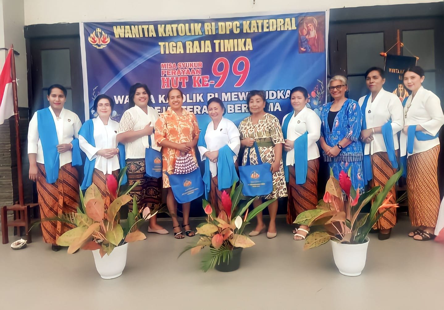 Ketua DPC WKRI Katedral Tiga Raja, Endang Letsoin foto bersama sesepuh WKRI dan perwakilan Presidium WKRI Keuskupan Timika.