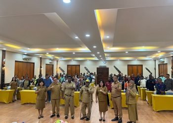 Pj. Sekda Mimika, Petrus Yumte, Hendritte W. Tandiono, Asisten 3 Setda Mimika, Reynold Ubra Kepala Dinkes, Andareas Nauw, Plt. Kadinso Mimika, Yunus Linggi, Kepala Dinas Pemukiman dan Pertanahan foto bersama pesera usai acara pembukaan, Senin 24 Juli 2023. (Redaksi/Koranpapua.id)