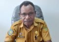 Albertus Tsolme, S.Pd, Plt. Kepala Diskominfo Mimika. (Fofo : Redaksi/Koranpapua.id)