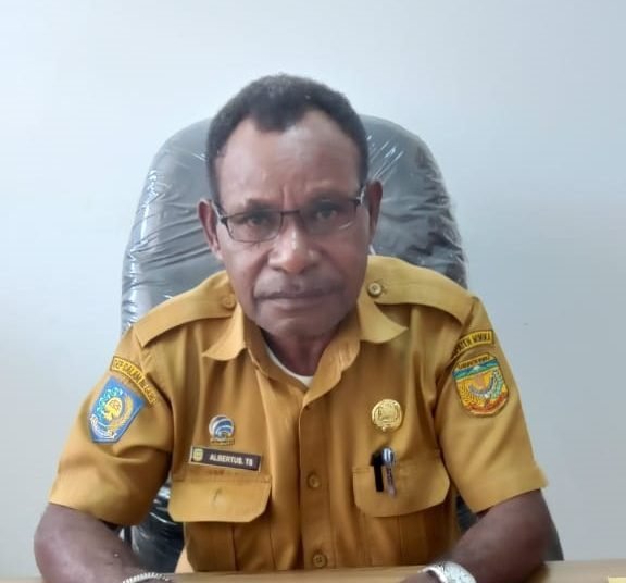 Albertus Tsolme, S.Pd, Plt. Kepala Diskominfo Mimika. (Fofo : Redaksi/Koranpapua.id)