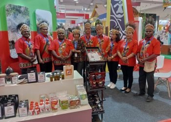 Petrus Lewa Koten, Plt. Asisten 2 Setda Mimika didampingi para peserta menerima piagam penghargaan juara umum Apkasi Otonomi Expo 2023 mewakili Pj. Bupati Mimika Valentinus S. Sumito, Sabtu 22 Juli 2023. (Foto : Ist./Koranpapua.id)