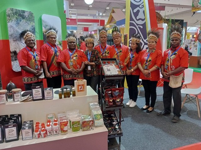 Petrus Lewa Koten, Plt. Asisten 2 Setda Mimika didampingi para peserta menerima piagam penghargaan juara umum Apkasi Otonomi Expo 2023 mewakili Pj. Bupati Mimika Valentinus S. Sumito, Sabtu 22 Juli 2023. (Foto : Ist./Koranpapua.id)