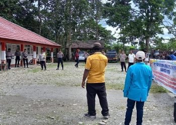 Dr. Willem Naa, Plt Kepala Dinas Pendidikan didampingi Sekretaris Dinas Pendidikan Fransiskus Bokeyau, S.Pd menerima aspirasi IPMT di kantor Dinas Pendidikan, Senin 31 Juli 2023. (Foto: Redaksi/Koranpapua.id)