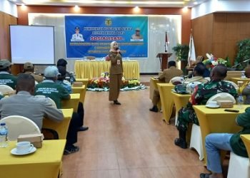 Alfasiah, Sekretaris Bakesbangpol Mimika memaparkan materi dalam sosialisasi Kamtibmas di Grand Tembaga Hotel, Selasa 11 Juli 2023. (Foto: Redaksi/Koranpapua.id)