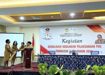 Bertha Beanal, Staf Ahli Bupati Bidang Kesejahteraan Rakyat dan SDM Setda Mimika bersama Kepala DP3AP2KB, Hermalina W. Imbiri menabuh tifa membuka kegiatan, Senin 24 Juli 2023. (Foto : Ist/Koranpapua.id)