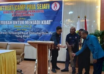 Dokter Husni, Penanggungjawab Program Unicef Papua, Dokter Robi Kayame, Kepala Dinas Kesehatan Papua dan Pdt. David Onawame menabuh tifa bersama-sama membuka camping pria sejati, Kamis 13 Juli 2023. (Foto : Redaksi/Koranpapua.id)