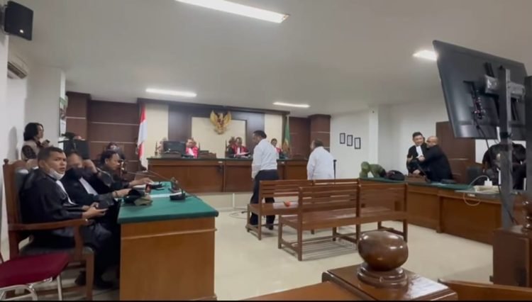 Eltinus Omaleng berdiri dari tempat duduk usai mendengarkan putusan bebas dari Majalis Hakim di Pengadilan Tipikor Makassar, Senin 17 Juli 2023. (foto Ist/ koranpapua.id)