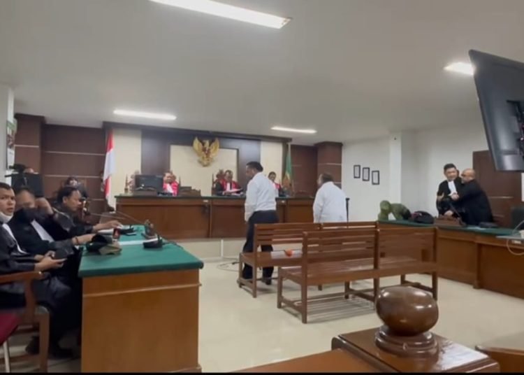 Eltinus Omaleng berdiri dari tempat duduk usai mendengarkan putusan bebas dari Majalis Hakim di Pengadilan Tipikor Makassar, Senin 17 Juli 2023. (foto Ist/ koranpapua.id)