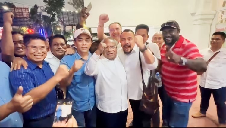 Eltinus Omaleng bersama keluarga, kerabat dan simpatisan menyampaikan rasa kegembiraan usai putusan bebas di Pengadilan Tipikor Makassar, Senin 17 Juli 2023 (foto Ist/koranpapua.id)