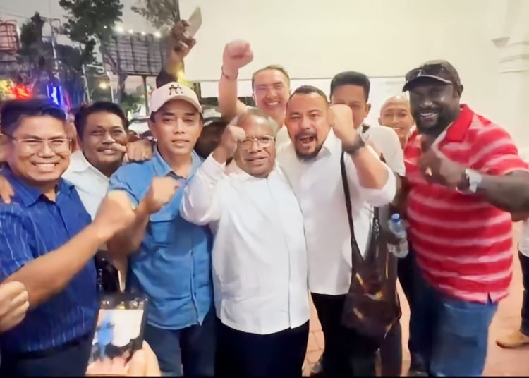 Eltinus Omaleng bersama keluarga, kerabat dan simpatisan menyampaikan rasa kegembiraan usai putusan bebas di Pengadilan Tipikor Makassar, Senin 17 Juli 2023 (foto Ist/koranpapua.id)