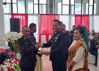 Wakapolres Mimika Kompol Hermanto didampingi Ny Hermanto menyerahkan tumpeng kepada AKP I Wayan Nurida, Ps. Kabag Logistik Polres Mimika sebagai bentuknpenghargaan anggota tertua, Sabtu 1 Juli 2023. (Foto : Redaksi/Koranpapua.id)