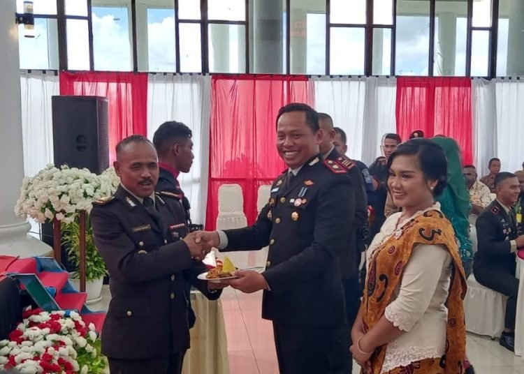 Wakapolres Mimika Kompol Hermanto didampingi Ny Hermanto menyerahkan tumpeng kepada AKP I Wayan Nurida, Ps. Kabag Logistik Polres Mimika sebagai bentuknpenghargaan anggota tertua, Sabtu 1 Juli 2023. (Foto : Redaksi/Koranpapua.id)
