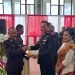 Wakapolres Mimika Kompol Hermanto didampingi Ny Hermanto menyerahkan tumpeng kepada AKP I Wayan Nurida, Ps. Kabag Logistik Polres Mimika sebagai bentuknpenghargaan anggota tertua, Sabtu 1 Juli 2023. (Foto : Redaksi/Koranpapua.id)