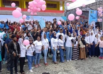 Para alumni dan para guru bersuka cita melepaskan balon kenudara pada acara HUT SDI Koperapoka 1 ke 39 tahun dan Reuni Akbar tahun 2023, Selasa 18 Juli 2023. (Foto : Redaksi/Koranpapua.id)