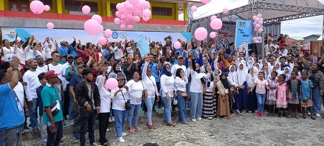 Para alumni dan para guru bersuka cita melepaskan balon kenudara pada acara HUT SDI Koperapoka 1 ke 39 tahun dan Reuni Akbar tahun 2023, Selasa 18 Juli 2023. (Foto : Redaksi/Koranpapua.id)