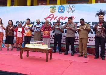 Plt. Kepala Dinas Pendidikan Mimika Dr. Willem Naa, S.Pd., M.MT, Gregorius Okoare, alumni, Kapolres Mimika AKBP I Ged Putra, Mantan Kepala Dinas Pendidikan Nikolaus Watimena, mantan Kepsek SDI Koperapoka pertama Bonefasius Teturan, para mantan guru, Margarita Abraham, Kepsek SDI Koperapoka I makan kue HUT ke 39 bersama-sama, Selasa 18 Juli 2023. (Foto : Redaksi/Koranpapua.id)