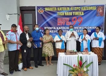 Endang Letsoin, Ketua DPC WKRI Katedral Tiga Raja, RD. Amandus Rahadet, Pr bersama pengurus WKRI, para senior menyanyikan lagu selamat ulang tahun sebelum memotong kue HUT ke 99, Minggu 30 Juli 2023. (Foto: Redaksi/Koranpapua.id)