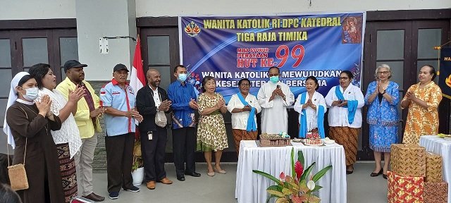 Endang Letsoin, Ketua DPC WKRI Katedral Tiga Raja, RD. Amandus Rahadet, Pr bersama pengurus WKRI, para senior menyanyikan lagu selamat ulang tahun sebelum memotong kue HUT ke 99, Minggu 30 Juli 2023. (Foto: Redaksi/Koranpapua.id)