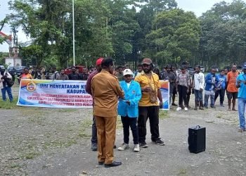Hellois M. Kemong, Ketua IPMT menyerahkan aspirasi kepada Willem Naa, Plt Kepala Dinas Pendidikan Kabupaten Mimika di halaman Kantor Dinas Pendidikan, Senin 31 Juli 2023. (Foto : Redaksi/Koranpapua.id)