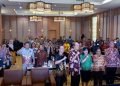 Hendritte W. Tandiono, Asisten 3 Setda Mimika foto bersama narasumber dan pimpinan OPD serta peserta FDG usai acara pembukaan, Kamis 20 Juli 2023. (Foto : Redaksi/Koranpapua.id)