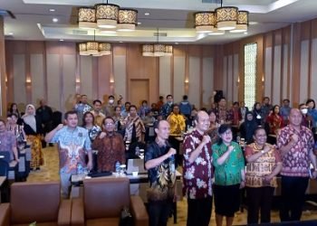 Hendritte W. Tandiono, Asisten 3 Setda Mimika foto bersama narasumber dan pimpinan OPD serta peserta FDG usai acara pembukaan, Kamis 20 Juli 2023. (Foto : Redaksi/Koranpapua.id)