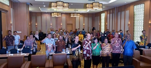Hendritte W. Tandiono, Asisten 3 Setda Mimika foto bersama narasumber dan pimpinan OPD serta peserta FDG usai acara pembukaan, Kamis 20 Juli 2023. (Foto : Redaksi/Koranpapua.id)