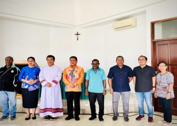 Petrus Lewa Koten, SH., M.Si, Plh Asisten Bidang Perekonomian dan Pembangunan Setda Mimika foto bersama RP. Petrus Suharjono, SCJ, Plh Kepala Diskominfo Albertus Tsolme, S.Pd foto bersama usai ibdah, Jumat 7 Juli 2023. (Foto : Diskominfo Mimika/Koranpapua.id)