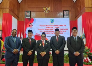 Ir. Syarial, Kepala Dinas PMPTSP Papua Tengah dan para pejabat foto bersama Pj Gubernur Papua Tengah DR. Ribka Haluk, S.Sos.,MM usai pelantikan, Senin 17 Juli 2023. (Foto : Ist./Koranpapua.id)