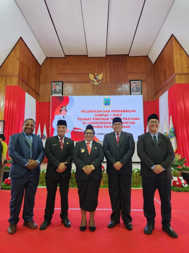 Ir. Syarial, Kepala Dinas PMPTSP Papua Tengah dan para pejabat foto bersama Pj Gubernur Papua Tengah DR. Ribka Haluk, S.Sos.,MM usai pelantikan, Senin 17 Juli 2023. (Foto : Ist./Koranpapua.id)