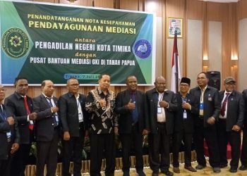 Jake Merril Ibo, Direktur Pusat Bantuan Mediasi GKI di Tanah Papua, Ketua PN Kota Timika Yajid, SH., MH foto bersama pengurus FKUB Mimika sebagai peserta pelatihan mediasi dari tokoh agama Mimika di Swiss Belinn, Jumat 7 Juli 2023. (Foto : Redaksi/Koranpapua.id)