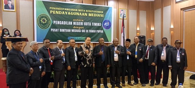 Jake Merril Ibo, Direktur Pusat Bantuan Mediasi GKI di Tanah Papua, Ketua PN Kota Timika Yajid, SH., MH foto bersama pengurus FKUB Mimika sebagai peserta pelatihan mediasi dari tokoh agama Mimika di Swiss Belinn, Jumat 7 Juli 2023. (Foto : Redaksi/Koranpapua.id)