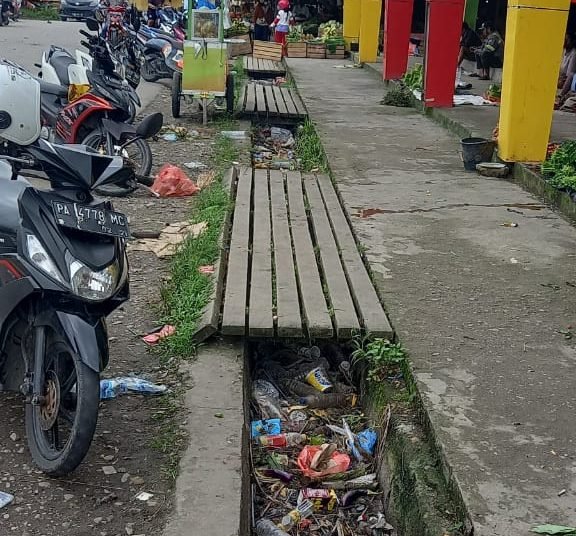 Inilah kondisi drainase di Pasar Sentral yang sudah dipenuhi sampah. (Foto : Redaksi/Koranpapua.id)