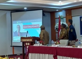 Pj. Sekda Mimika Petrus Yumte didampingi Ananias Faot, Kepala BKPSDM dan Samsul Rizal, Pranata Komputer Ahli Muda Kantor Regional Jayapura meluncurkan Website BKPSDM Mimika. (Foto:Redaksi/Koranpapua.id)