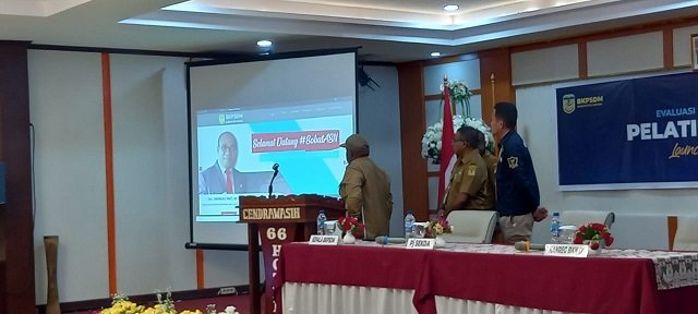 Pj. Sekda Mimika Petrus Yumte didampingi Ananias Faot, Kepala BKPSDM dan Samsul Rizal, Pranata Komputer Ahli Muda Kantor Regional Jayapura meluncurkan Website BKPSDM Mimika. (Foto:Redaksi/Koranpapua.id)