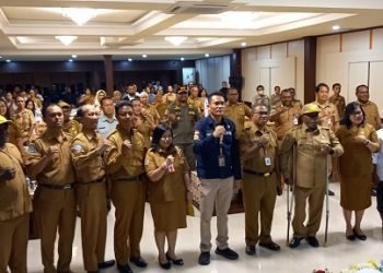 Pj. Sekda Mimika Petrus Yumte, Hendritte W. Tandiono, Asisten 3, Ananias Faot, Ketua BKPSDM Mimika foto bersama narasumber dan peserta usai acara pembukaan, Senin 24 Juli 2023. (Foto : Redaksi/Koranpapua.id)