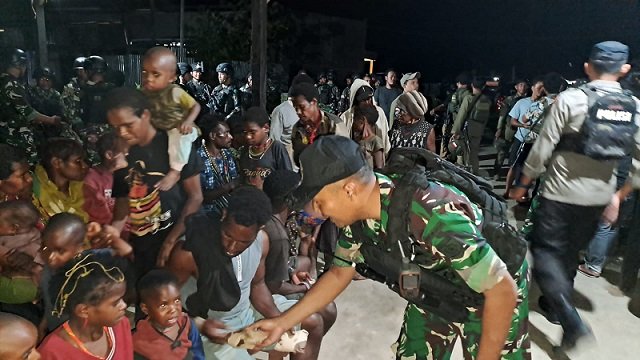 Tim Satgas gabungan TNI-Polri memberikan makanan kepada masyarakat Nduga yang mengungsi di Kenyam, Sabtu 1 Juli 2023. (Foto : Ist./Koranpapua.id)