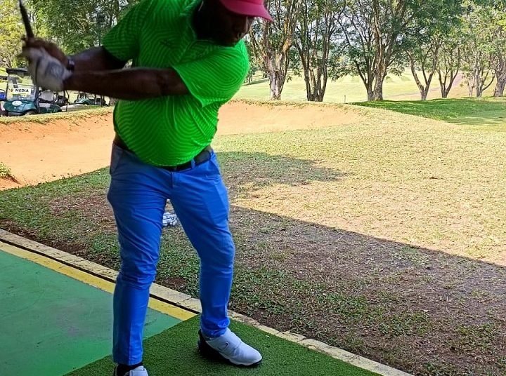 Musa Rumbiak, atlet golf Mimika saat mengayun memukul bola ke arah lubang. (Foto : Ist./Koranpapua.id)