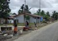 Tukang sementara mengerjakan pembangunan pagar tembok pengaman area jalur emergency RSUD Mimika setinggi tiga meter. (Foto: Redaksi/Koranpapua.id)