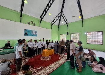 Para pengurus PKB Mimika mensyukuri Harla ke 25 PKB dengan memotong tumpeng, Minggu 23 Juli 2023. (Foto: Ist./Koranpapua.id)