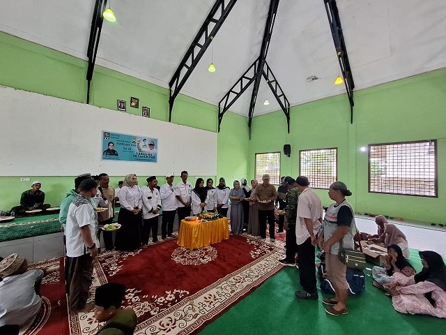 Para pengurus PKB Mimika mensyukuri Harla ke 25 PKB dengan memotong tumpeng, Minggu 23 Juli 2023. (Foto: Ist./Koranpapua.id)