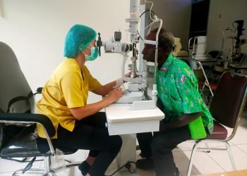 Pasien katarak sementara menjalani screening di RSUD Mimika sebelum dioperasi, Senin 10 Juli 2023. (Foto: Ist./Koranpapua.id)