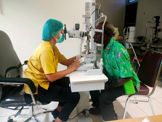 Pasien katarak sementara menjalani screening di RSUD Mimika sebelum dioperasi, Senin 10 Juli 2023. (Foto: Ist./Koranpapua.id)