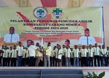 Melianus Asso, Ketua Pemuda Katolik Komisariat Daerah Papua menyerahkan bendera petaka kepada Dr. Leonardus Tumuka, Ketua Pemuda Katolik Komisariat Cabang Mimika pada acara pelantikan di Graha Eme Neme Yauware, Kamis 27 Juli 2023. (Foto : Redaksi/Koranpapua.id)