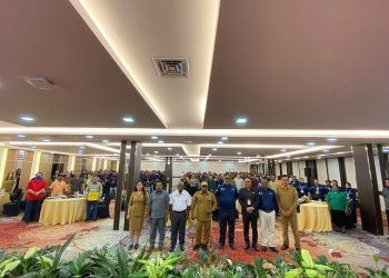 Pj. Sekda Mimika Petrus Yumte didampingi Paulus Yanengga, Kadisnakertrans foto bersama undangan dan peserta pada acara pembukaan pelatihan Pencaker OAP dan Labeti, Selasa 25 Juli 2023. (Foto : Ist/Koranpapua.id)