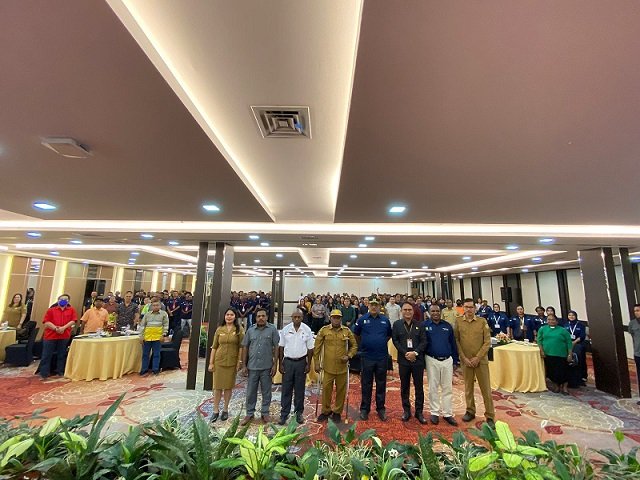 Pj. Sekda Mimika Petrus Yumte didampingi Paulus Yanengga, Kadisnakertrans foto bersama undangan dan peserta pada acara pembukaan pelatihan Pencaker OAP dan Labeti, Selasa 25 Juli 2023. (Foto : Ist/Koranpapua.id)