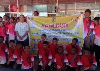 Pj. Bupati Valentinus S. Sumito foto bersama para atlet usia dini Mimika di pelataran Bandara Mozes Kilangin Timika sebelum berangkat menuju Nabire, Selasa 18 Juli 2023. (Foto : Koranpapua.id)