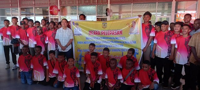 Pj. Bupati Valentinus S. Sumito foto bersama para atlet usia dini Mimika di pelataran Bandara Mozes Kilangin Timika sebelum berangkat menuju Nabire, Selasa 18 Juli 2023. (Foto : Koranpapua.id)